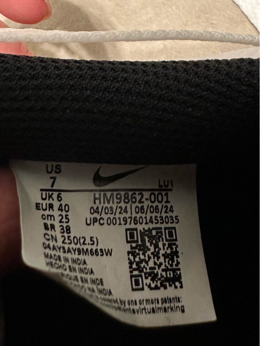 Nike Black and White Low-Top Trainers - Picture 6 of 6